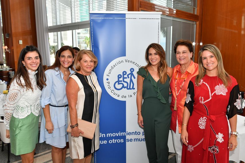 Isadora Gaviria, María Alejandra, Eleonora Mezerhane, junto a Erika de la Vega, Federica Riverol y Fabiana Polito de Mezerhane.