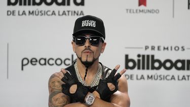 El cantante Yandel llega a los Premios Latin Billboard, el jueves 5 de octubre de 2023, en Coral Gables, Florida.