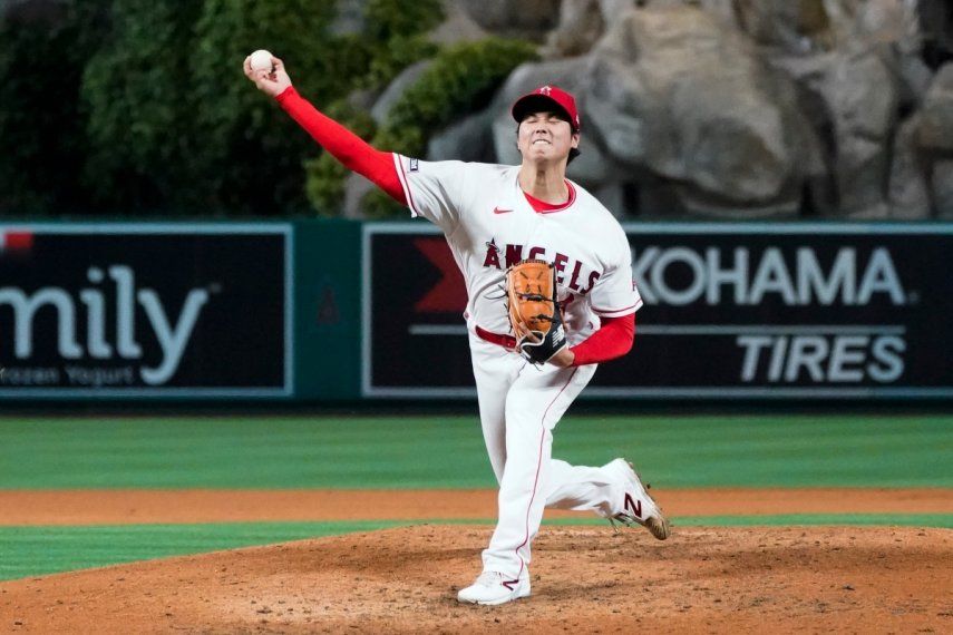 Shohei Ohtani (17) de los Angelinos de Los Ángeles realiza su extraño lanzmiento Sweepers contra los Reales de Kansas en Anaheim, California, el viernes 21 de abril de 2023.&nbsp;