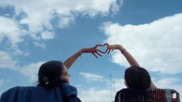 El filme cuenta la relación de Paula y la Maestra, dos chicas mexicanas de 16 años que compiten en un equipo de natación que está a punto de viajar a un campeonato en Brasil.