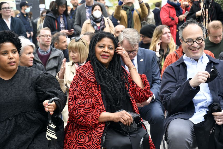 La escultora estadounidense Simone Leigh sonríe durante la inauguración del pabellón de Estados Unidos en la 59a Bienal de las Artes en Venecia.