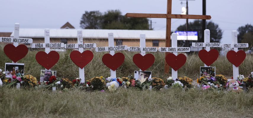 &nbsp;En esta fotografía de archivo del 10 de noviembre de 2017 pueden apreciarse cruces en honor de la familia Holcombe, parte de un monumento conmemorativo improvisado a las personas asesinadas en un tiroteo en la Primera Iglesia Bautista de Sutherland Springs, Texas.&nbsp;