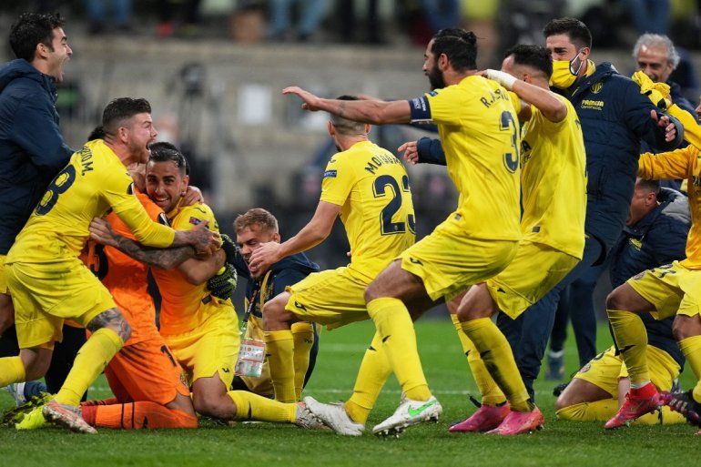 El portero argentino del Villarreal, Geronimo Rulli es felicitado por sus compañeros de equipo después de detener un penalti en una tanda de penaltis durante el partido de fútbol de la final de la UEFA Europa League  