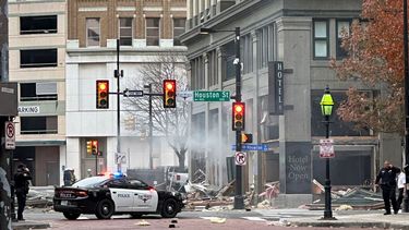 Personal de emergencias en el lugar de una explosión en el hotel Sandman Signature, el lunes 8 de enero de 2024, en Fort Worth, Texas.