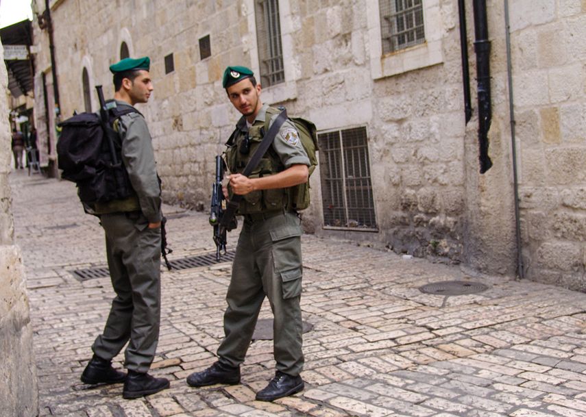 Soldados israelíes vigilan una calle en la milenaria ciudad.