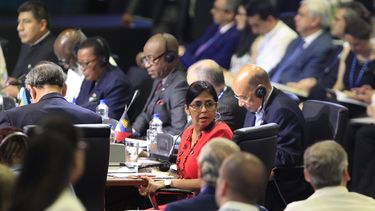 La idea de un grupo de contacto para evaluar la situación de Venezuela fue inmediatamente rechazada por la canciller Delcy Rodríguez (centro), quien pidió su derecho a réplica en el plenario de la Asamblea de la OEA.