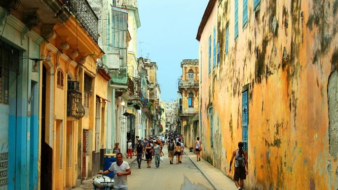 Una de las calles de la ciudad de La Habana en Cuba
