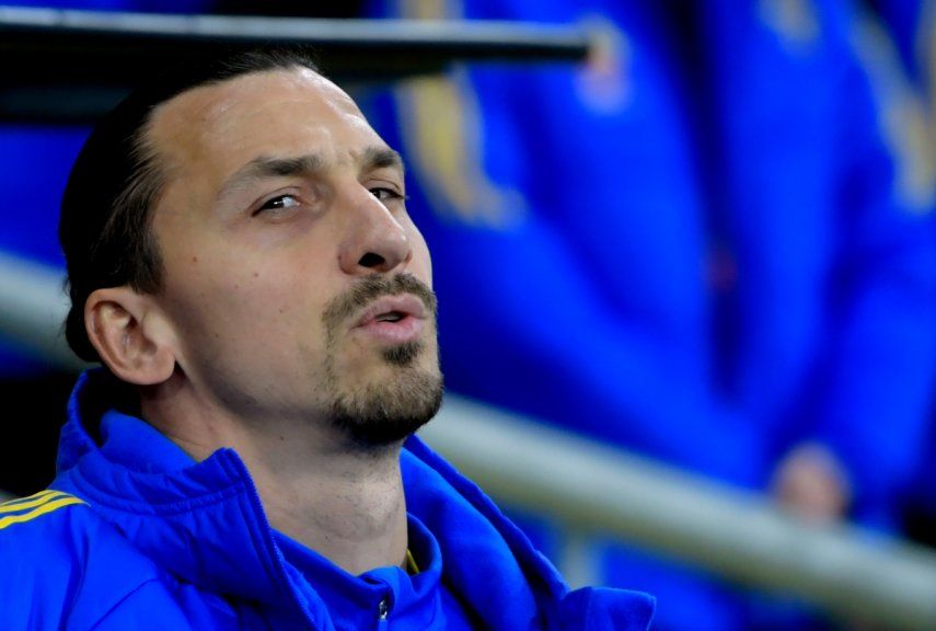 Zlatan Ibrahimovic aparece en la banca durante el partido de las eliminatorias rumbo a la Euro 2024 en el Grupo F entre Suecia y Bélgica, en la arena Friends, en Estocolmo, el viernes 24 de marzo de 2023.