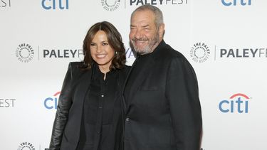Esta fotografía de archivo del 13 de octubre de 2014 muestra a Mariska Hargitay, izquierda, y Dick Wolf, en el panel de discusión del PaleyFest New York Law & Order: SVU en Nueva York.&nbsp;