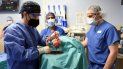 medico en pakistan, pionero en trasplante de corazon de cerdo a un humano