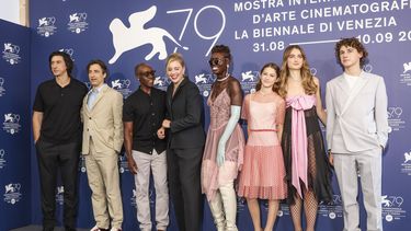 De de izquierda a derecha: Adam Driver, el director Noah Baumbach, Don Cheadle, Greta Gerwig, Jodie Turner-Smith, May Nivola, Raffey Cassidy y Sam Nivola posan en la sesión de White Noise durante la 79 edición del Festival de Cine de Venecia en Venecia, Italia, el miércoles 31 de agosto de 2022.