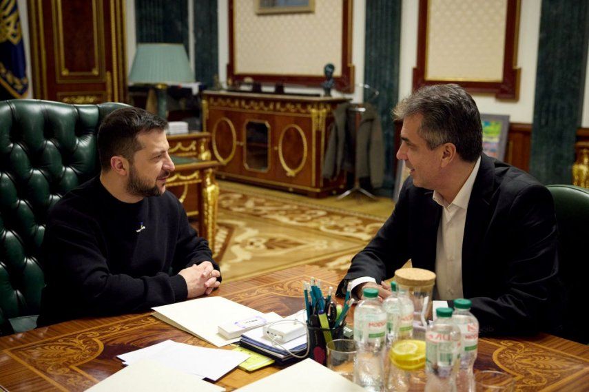 El presidente de Ucrania, Volodimir Zelenski (izquierda), reunido con el ministro de Relaciones Exteriores de Israel, Eli Cohen (derecha), en Kiev, en medio de la invasión rusa de Ucrania. &nbsp;