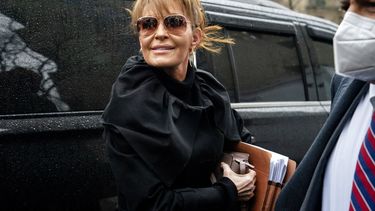 La exgobernadora de Alaska, Sarah Palin, llega a la corte federal de Nueva York.  