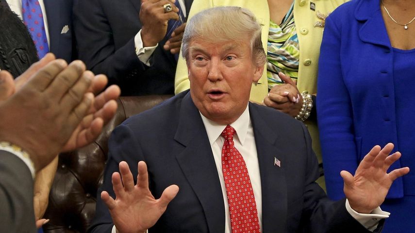 El presidente de EEUU, Donald J.&nbsp;Trump, durante la firma de una orden ejecutiva en la oficina Oval de la Casa Blanca en Washington, EEUU.&nbsp;