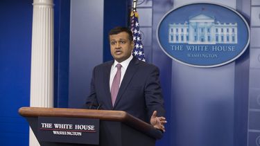 El principal subsecretario de prensa estadounidense, Raj Shah, ofrece una conferencia de prensa sobre la renuncia del exsecretario de Personal de la Casa Blanca,&nbsp;Rob&nbsp;Porter, tras ser acusado de abuso doméstico.&nbsp;