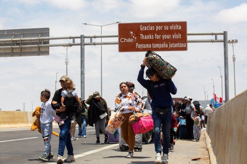 Migrantes caminan cerca del paso fronterizo de Cachalluta con Perú, a unos 25 km al norte de Arica, Chile, el 28 de noviembre de 2025.