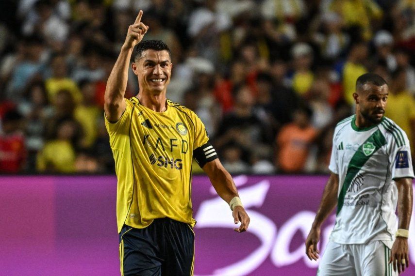 Cristiano Ronaldo (izq.), del Al Nassr, celebra tras anotar el primer gol de su equipo durante la final de la Supercopa de Arabia Saudí contra el Al-Ahli en el Estadio de Hong Kong, Hong Kong, el 23 de agosto de 2025.&nbsp;