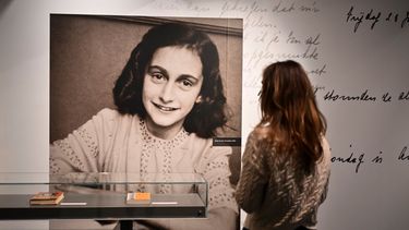 Una persona observa una fotografía de la víctima del Holocausto, Ana Frank, en una vista previa de “Anne Frank The Exhibition”, antes de su inauguración oficial en el Día Internacional de Conmemoración del Holocausto en el Centro de Historia Judía en Nueva York el 24 de enero de 2025.