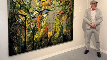 Fredy Villamil posa junto a su obra, Testigos del crepúsculo, premiada en París con el Renée Béja.