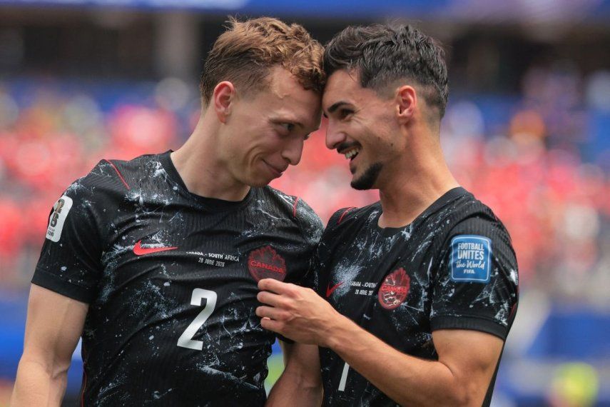 El defensor Alistair Johnston (izq) y el centrocampista Stephen Eustaquio, ambos de Canadá, celebran luego de la victoria de su selección ante Sudáfrica en el Mundial, el 28 de junio de 2026.&nbsp;