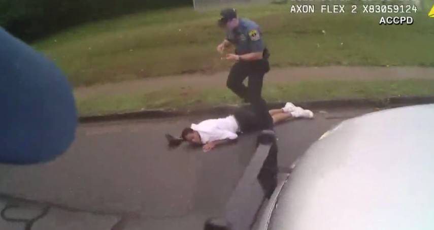 La policía dijo que el sospechoso, Timmy Patmon, huyó cuando el oficial Blackmon salió de la patrulla para perseguir al sujeto.