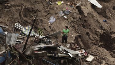 Un hombre intenta rescatar algo de lo que un&nbsp;d&iacute;a fue su hogar, destruido por las&nbsp;inundaciones y los deslaves asociados al paso de la tormenta tropical Amanda por El Salvador.&nbsp;