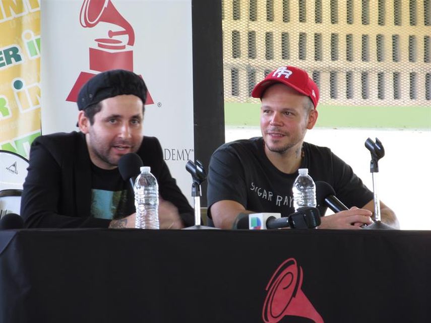 La banda puertorriqueña Calle 13 durante la entrega de los instrumentos musicales. Foto: EFE