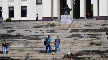 Estudiantes bajan las escaleras de la Universidad de La Habana en La Habana el 4 de junio de 2025. 