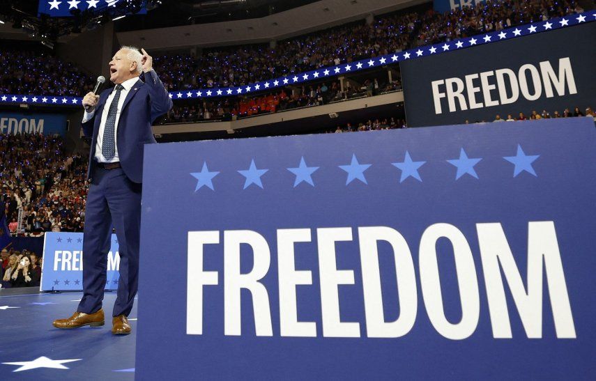 El gobernador de Minnesota y candidato demócrata a la vicepresidencia, Tim Walz, habla durante un mitin de campaña en el Fiserv Forum en Milwaukee, Wisconsin, el 20 de agosto de 2024.&nbsp;&nbsp;