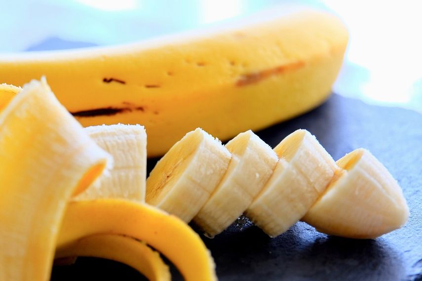La banana es una fruta tropical muy popular en el mundo