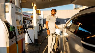 Un automovilista carga gasolina