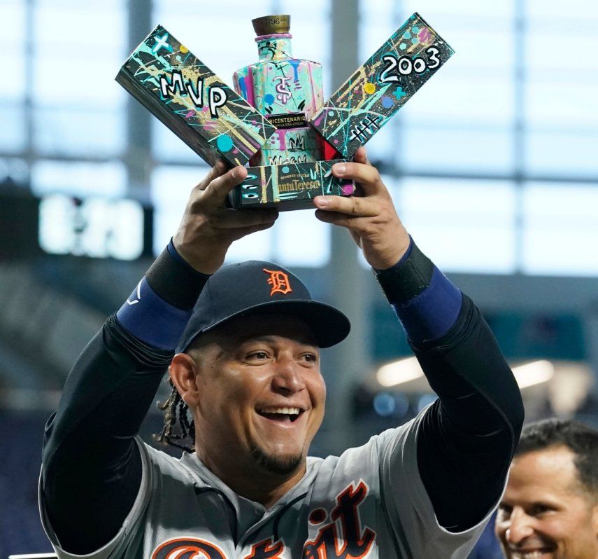 El venezolano Miguel Cabrera muestra una edición especial de un ron que le obsequiaron los Marlins de Miami, durante una ceremonia previa al encuentro del viernes 28 de julio de 2023&nbsp;