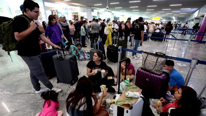Pasajeros varados en el Aeropuerto de Guadalajara, México, como consecuencia del fallo global cibernético.
