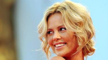 Charlize Theron asegura que no fue difícil trabajar junto a Sean Penn en The Last Face. (EFE). 