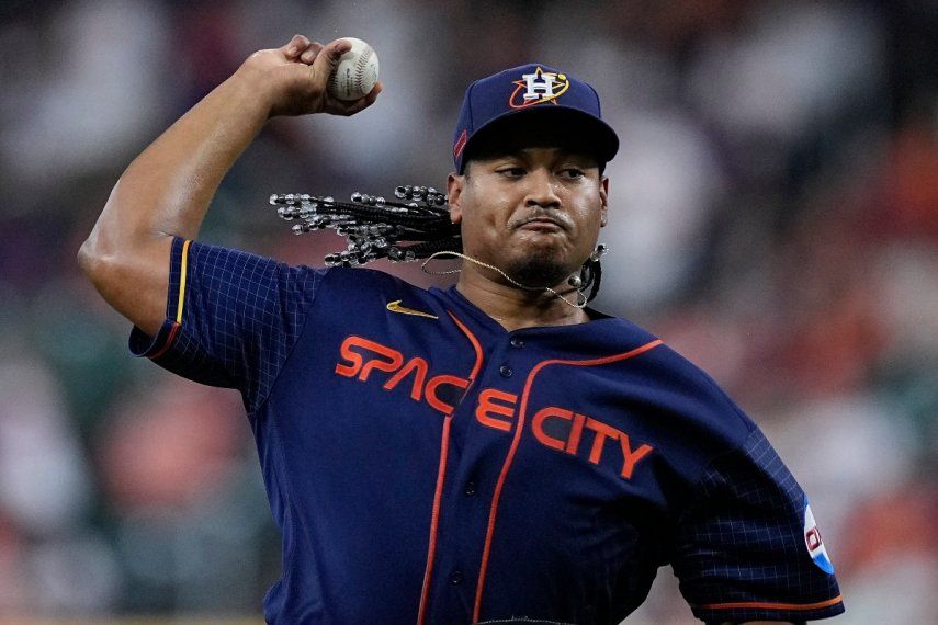 El venezolano Luis García, de los Astros de Houston, hace un lanzamiento en el primer inning del juego del lunes 1 de mayo de 2023, ante los Gigantes de San Francisco&nbsp;