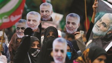 Varias personas se manifiestan durante el funeral del general iran&iacute; Qassem Soleimani.