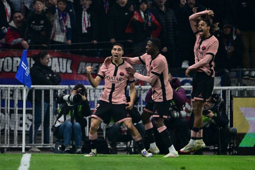 El defensor marroquí del PSG, Achraf Hakimi, celebra luego de anotar el primer gol de su equipo en un juego ante el Lyon, el 23 de febrero de 2025.