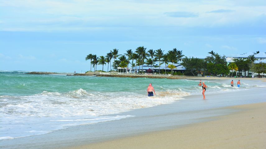 Turistas disfrutan de Playa Dorada, en Puerto Plata, Rep&uacute;blica Dominicana.&nbsp;