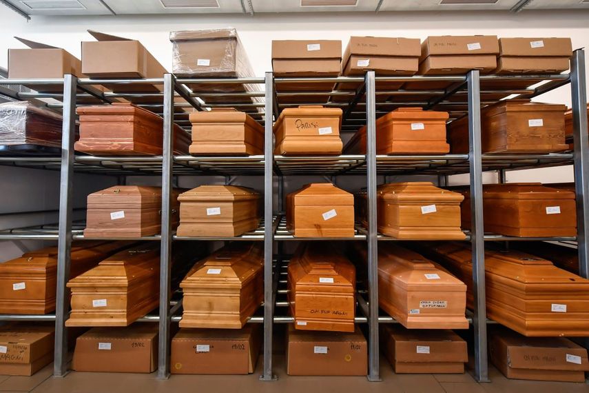 En esta foto de archivo del 23 de marzo de 2020, se ven ata&uacute;des de v&iacute;ctimas de coronavirus colocados en estantes en el crematorio del templo de Piacenza, en el norte de Italia, a la espera de ser cremados.&nbsp;