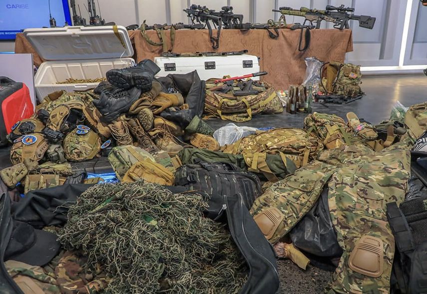 Imagen difundida por la televisión estatal cubana con el armamento y avituallamiento que, que de acuerdo con las autoridades, fue recogido de la lancha abatida.