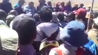 Captura de video que muestra al viceministro Rodolfo Illanes rodeado por los mineros bolivianos, minutos antes de ser asesinado.