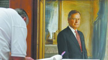 Un hombre firma el libro de condolencias en la rotonda del Capitolio, donde descansó el féretro del exmandatario.