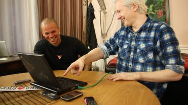 Fotografía cedida por grupo puertorriqueño Calle el 13 de junio de 2013 del cantante René Pérez (i), conocido como Residente, junto al fundador de WikiLeaks, Julian Assange, reunidos en Londres, Reino Unido. (EFE)