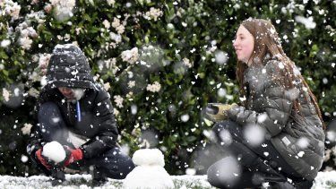 Imagen de archivo. Brody Mielke, de 10 años, a la izquierda, y su hermana mayor, Braelynn, de 12, hacen un muñeco de nieve frente a su casa en Fontana,en la cordillera Hunters, en California, el sábado 25 de febrero de 2023.&nbsp;