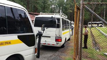 Vista de los autobuses en los que los migrantes cubanos fueron trasladados hasta el albergue&nbsp;Los Planes de Gualaca, en la provincia panameña de Chiriquí.