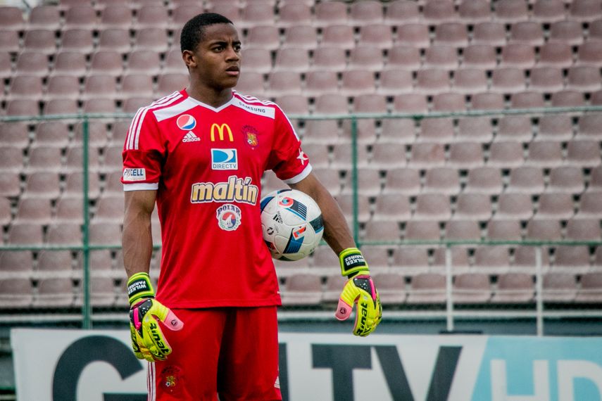 El guardameta de 19 años se ha lucido tanto con su equipo como con la selección nacional.