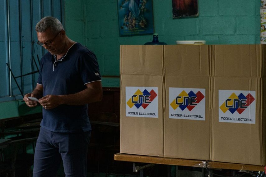 Venezolano ejerce su derecho al voto en Zulia Venezolano ejerce su derecho al voto en Zulia