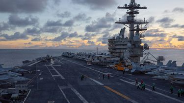 El portaaviones USS George H.W. Bush (CVN 77) se encuentra entre el gran contingente de buques de guerra, aviones y personal de EEUU que están haciendo cumplir el bloqueo naval contra Irán.