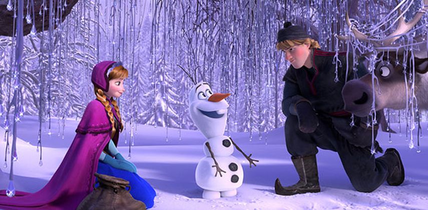 Una escena con los personajes de la película Frozen de Disney. Anna, Olaf y Kristoff. Las voces en ese orden fueron prestadas por Kristen Bell, Josh Gad y Jonathan Groff. La cinta se mantiene en primer lugar en ingresos en taquilla. (AP Foto/Disney)