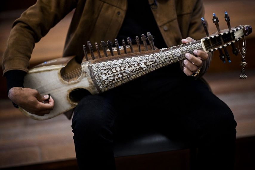 Ramiz, estudiante de música del Instituto Nacional de Música de Afganistán, sostiene un instrumento afgano llamado rubab, en el Conservatorio de Música de Braga, el 5 de marzo de 2021. Un año y medio después de huir Afganistán, los 58 jóvenes músicos del Instituto Nacional de Música de Afganistán comienzan una nueva vida refugiados en Braga, en el norte de Portugal.